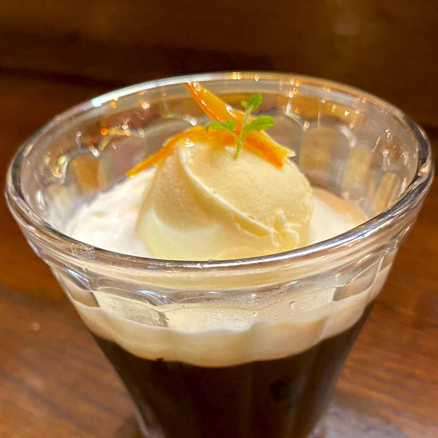 グラスに入ったコーヒーゼリーの画像、生クリームとバニラアイスのせ