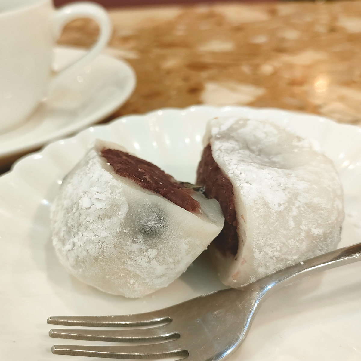 半分にカットして盛られた豆大福の画像